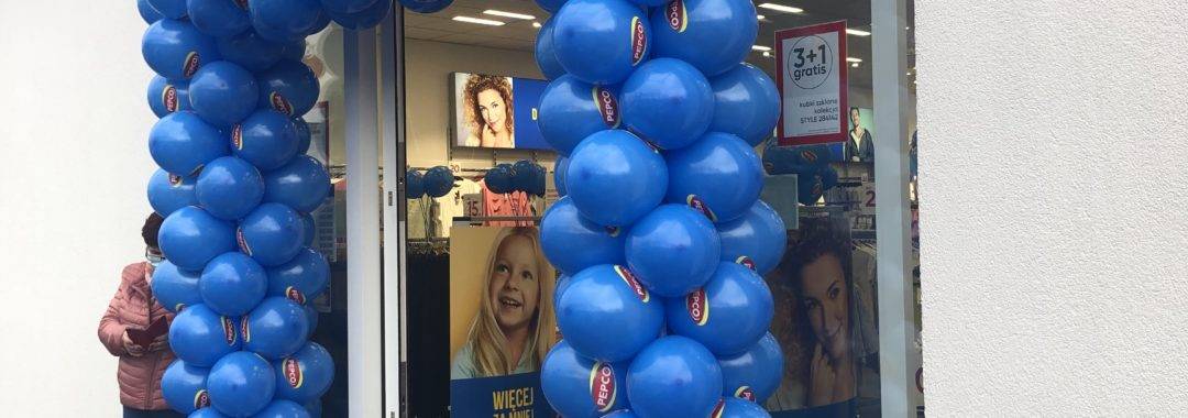 brama z balonów na otwarcie sklepu w Dynowie