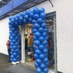 brama z balonów na otwarcie sklepu w Dynowie