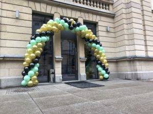 brama-z-balonow-zlotych-czarnych-i-zielonych-jako-dekoracja-przed-wejsciem-do-restauracji-na-Dworcowej-w-Katowicach