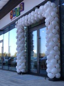 biale-balony-z-logo-full-kolor-Smyk-uzyte-do-dekoracji-wykoania-bramy-balonowej