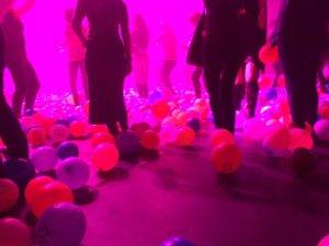 balony pod nogami tańczących ludzi