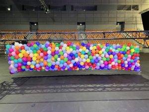 siatka pełna kolorowych balonów napełnionych powietrzem