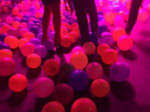 zrzucone balony pod nogami uczestników eventu