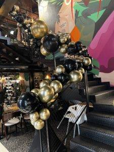 dekoracja-balonami-schodow-w-restauracji