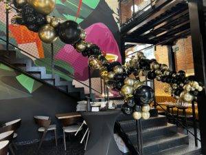 dekoracja-balonowa-glamour-w-Lodzkiej-restauracji