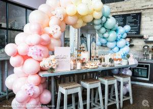 girlanda-balonowa-w-stylu-organicznym-nad-stolem-w-restauracji