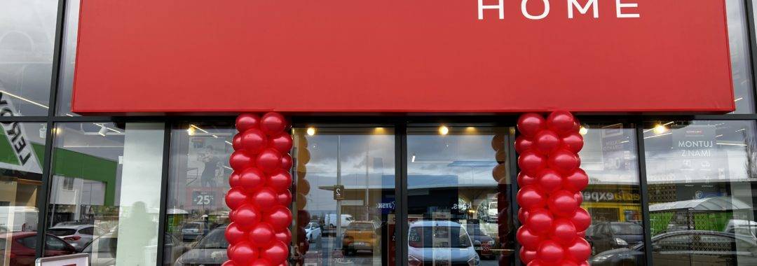 czerwone kolumny balonowe na otwarcie sklepu Komfort w Andrychowie