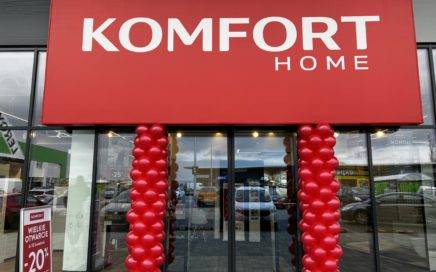 czerwone kolumny balonowe na otwarcie sklepu Komfort w Andrychowie