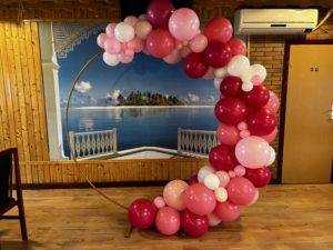 dekoracja balonowa w odcieniach różu i bieli z okazji urodzin