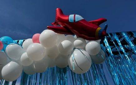 balon-samolot-jako-dodatek-do-dekoracji-tematycznej-lotniczej