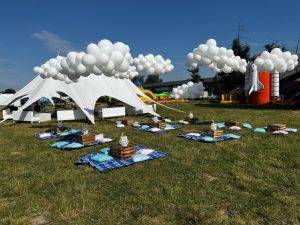 balonowe-chmury-jako-dekoracja-pikniku-firmowego-w-temacie-lotniczym