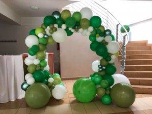 dekoracja-balonowa-na-kole-w-kolorach-zielono-bialym
