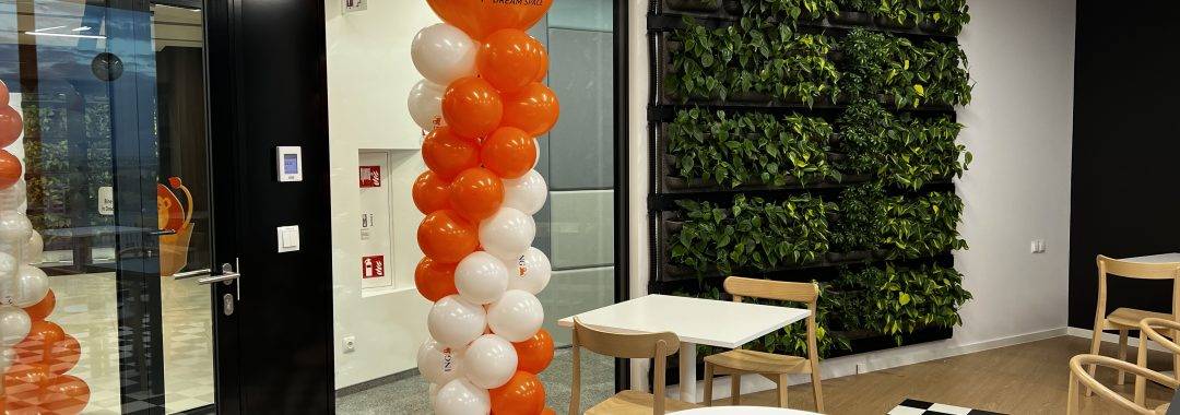 kolumna balonowa jako dekoracja na otwarcie biura