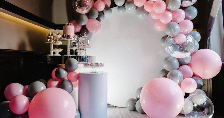 organiczna ściana z balonów jako tło fotograficzne