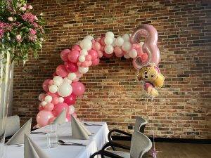 dekoracja balonowa w restauracji na urodziny