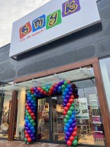 brama z balonów na otwarcie sklepu w Bielawie