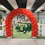 łuk z balonów jako dekoracja na otwarcie placu zabaw na lotnisku Pyrzowic