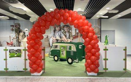 łuk z balonów jako dekoracja na otwarcie placu zabaw na lotnisku Pyrzowic
