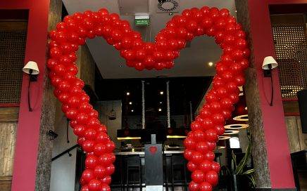 brama balonowa w kształcie serca