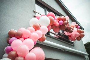 dom-przykryty-balonami-efektowna-dekoracja-balonowa