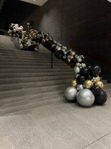 dekoracja-schodow-balonami
