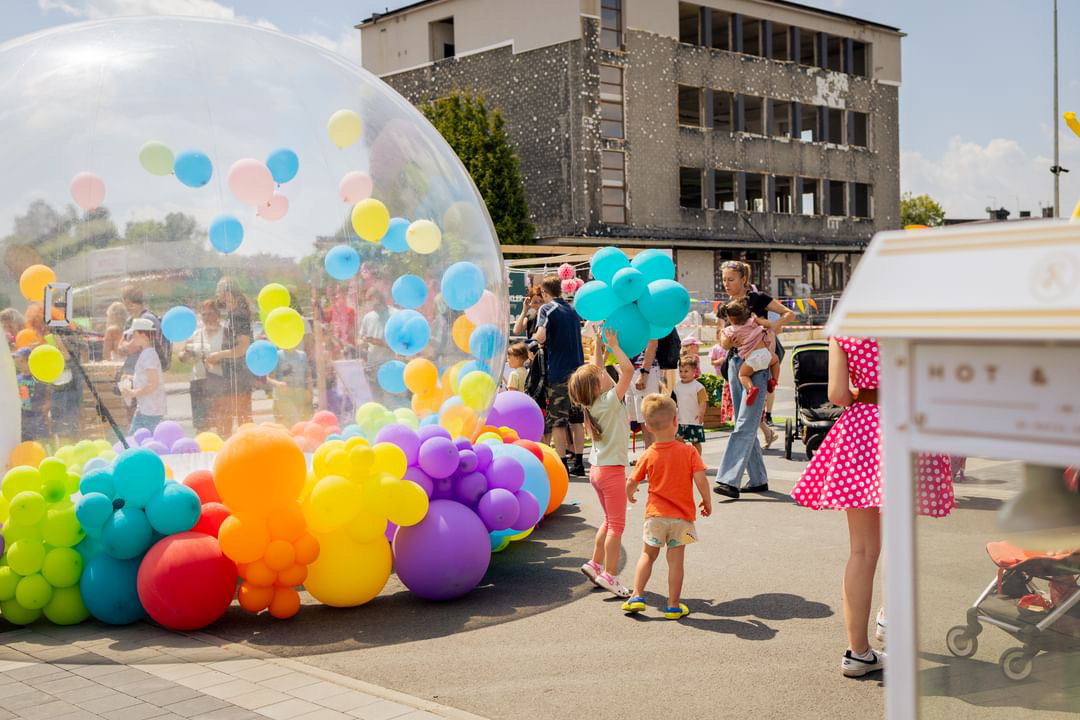girlanda-balonowa-jako-dekoracja-eventu-z-okazji-dnia-dziecka