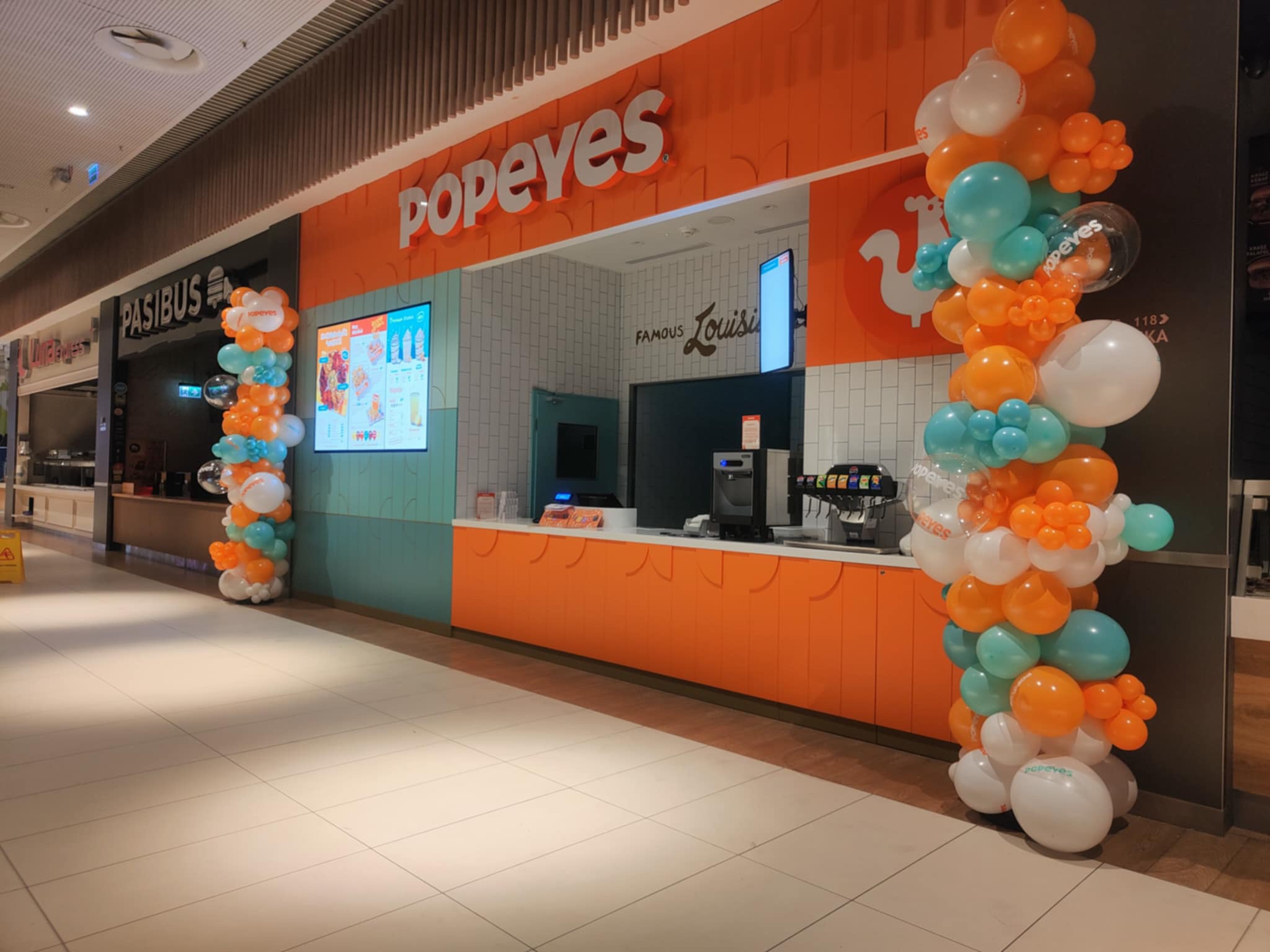 girlandy-balonowe-organiczne-na-otwarcie-sieci-Popeyes