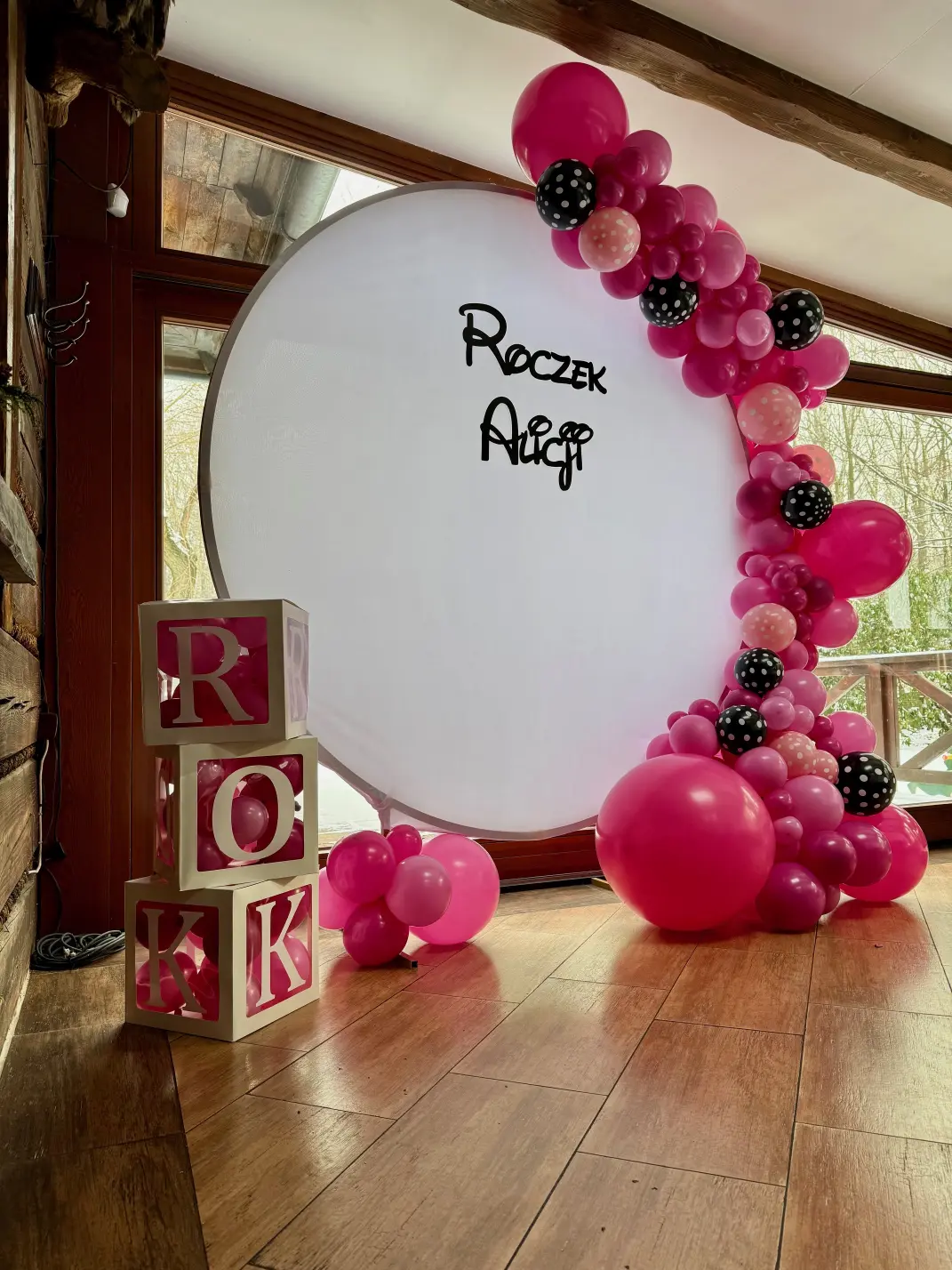 balony-na-kole-jako-scianka-do-zdjec-na-roczek