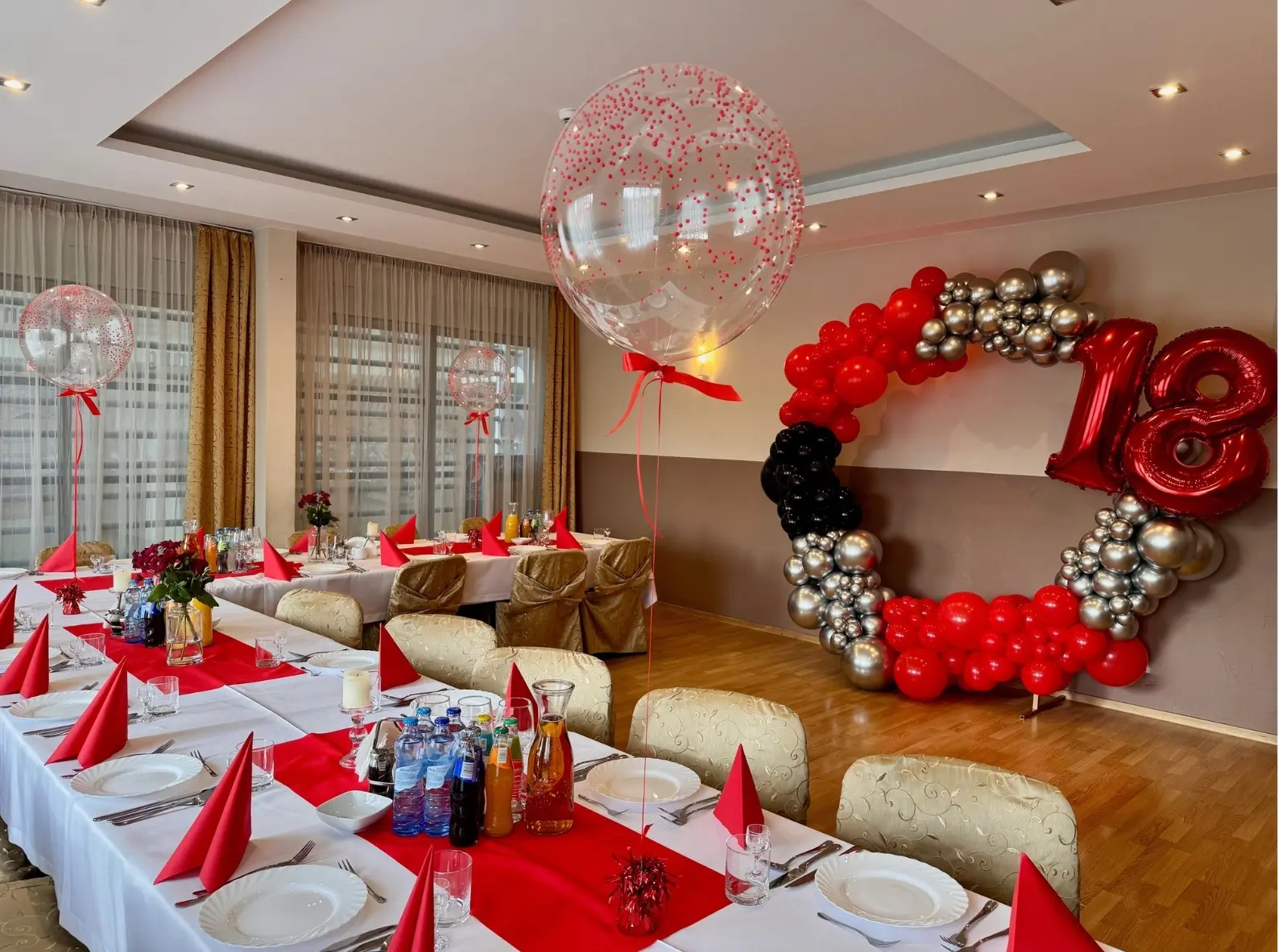 balony-przezroczyste-z-konfetti-na-jako-dekoracja-stolu