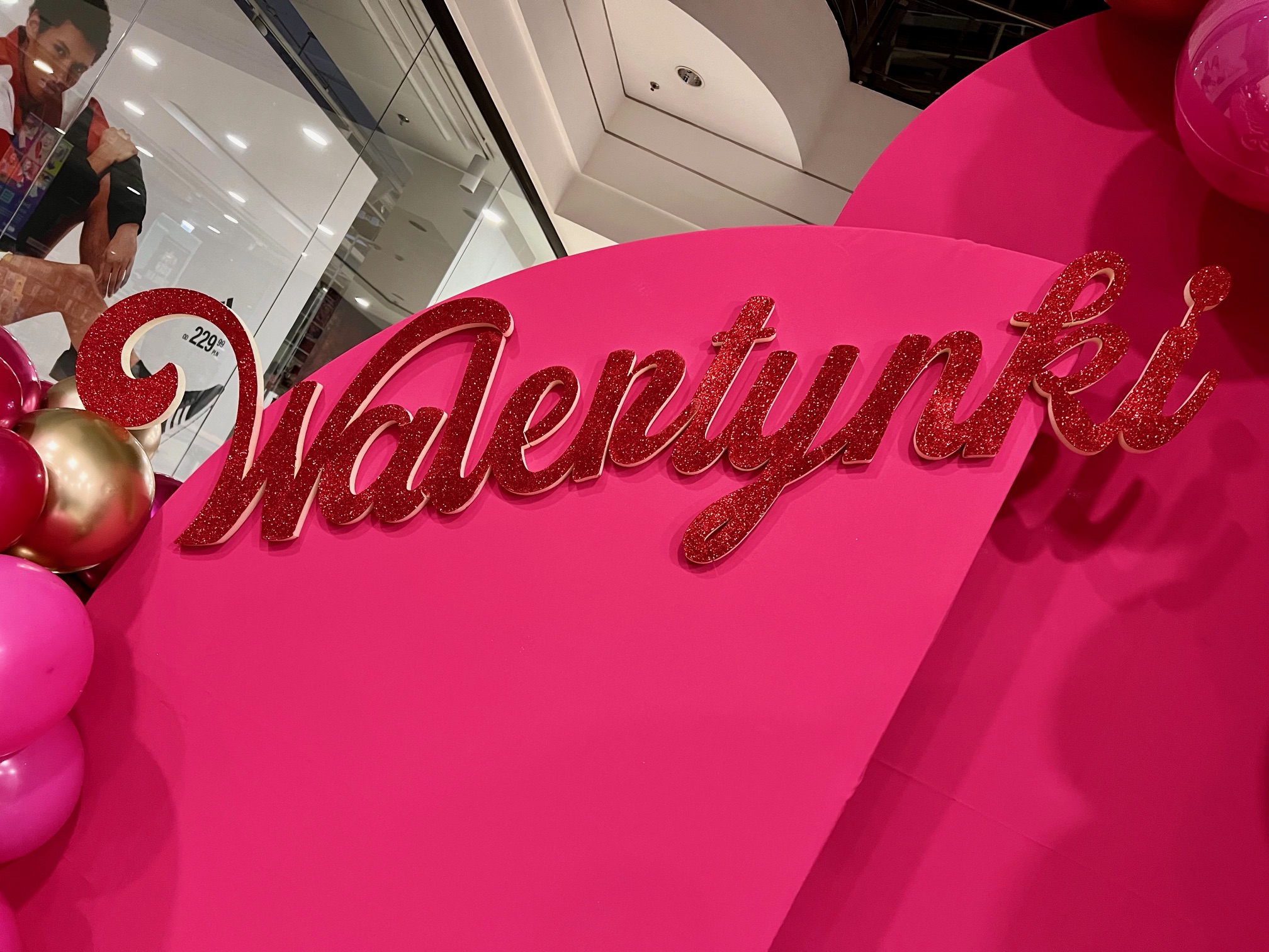 walentynkowa-scianka-balony-w-galerii-handlowej