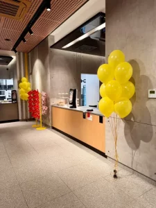 balony-z-helem-na-otwarcie-McDonald-Katowice