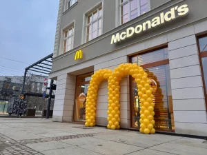 brama-balonowa-w-ksztalcie-literki-M-dla-McDonalds