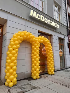 zolta-brama-balonowa-na-otwracie-McDonalds-w-Katowicach