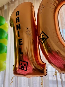 Balony z helem z motywem Minecraft – urodzinowa atrakcja dla fanów gry