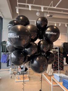 balony-z-helem-z-logo-na-otwarcie-sklepu