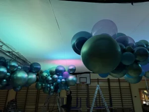 Balony chrome i clearz na studniówce - dekoracja sali gimnastycznej z chmurą balonową