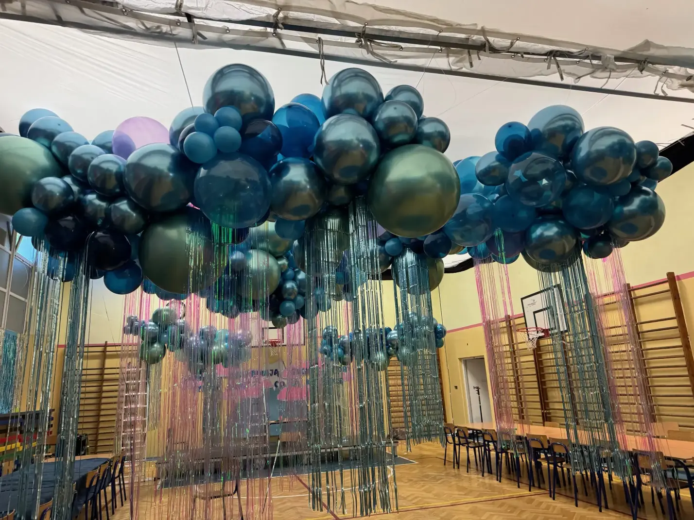 Dekoracja balonowa na studniówkę - chmura z balonów z kurtynami foliowymi imitującymi deszcz