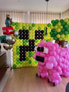 Ścianka do zdjęć w kształcie Creepera z gry Minecraft, wykonana z balonów – dekoracja urodzinowa w Katowicach