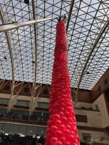 Zwyżka użyta do montażu siatki z balonami podczas realizacji Balonowo w Hotelu Arłamów