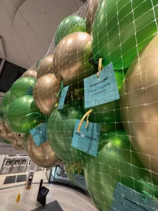 Balony z przywieszonymi voucherami opadające na uczestników eventu w Galerii Kazimierz