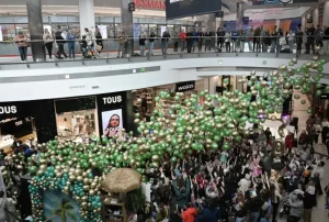 Złote i zielone balony wypuszczone z siatki – dekoracja eventowa Balonowo w Krakowie