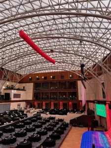 Dekoracja balonowa z logo PKO SA podczas eventu firmowego w Hotelu Arłamów