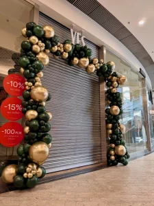 Dekoracja balonowa z butelkowej zieleni i złota na otwarcie nowego sklepu – brama balonowa Katowice