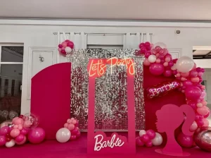 Ścianka do zdjęć w stylu Barbie z różowymi balonami i napisem "Lets Party"