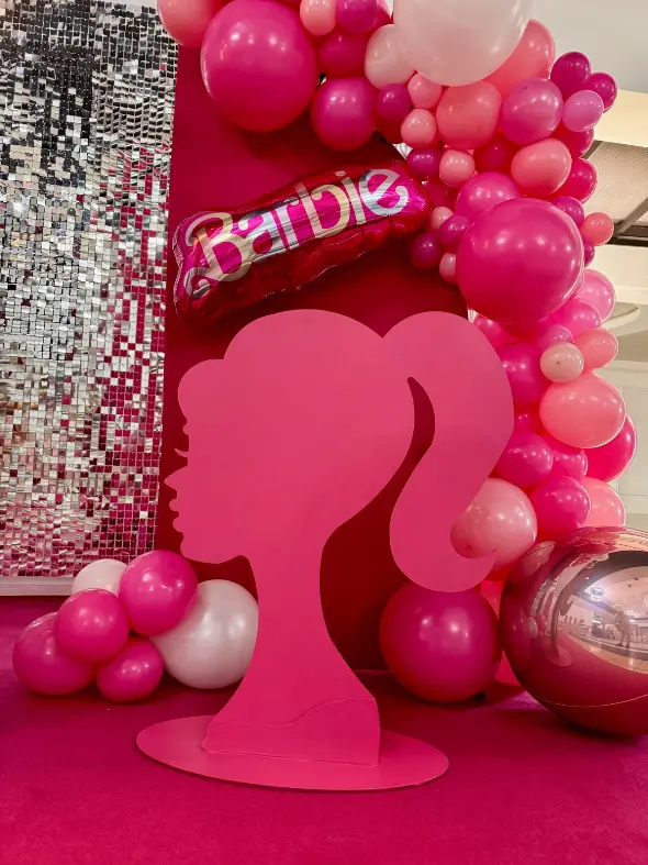 Profesjonalna ścianka zdjęciowa w stylu Barbie na przyjęciu urodzinowym z girlandą balonową