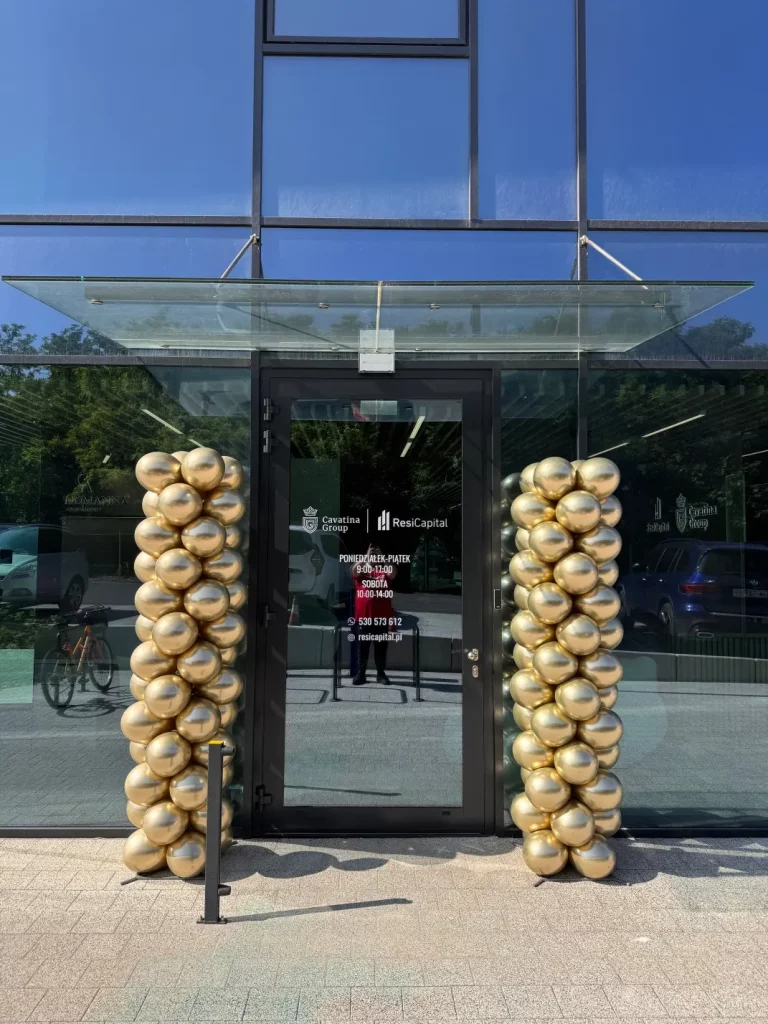 kolumny ze złotych balonów na otwarcie biura dewelopera w Katowicach