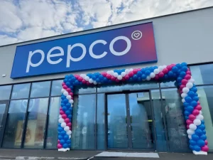 Dekoracja balonowa z okazji otwarcia sklepu PEPCO – balony niebieskie, białe i ciemny róż