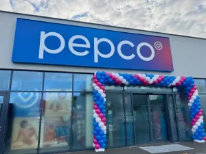 Ekologiczne balony lateksowe – dekoracja bramy balonowej na witrynie sklepu PEPCO