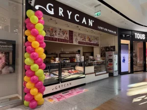 Kolumny balonowe przed lodziarnią Grycan w Katowicach