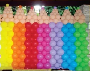 Kolorowa ścianka do zdjęć z motywem zeszytu szkolnego i balonami foliowymi